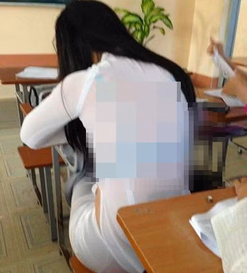 Không ít người cho rằng lối ăn mặc phản cảm mà nhiều bạn trẻ cho là sành điệu lại đánh mất đi nét đẹp của áo dài.