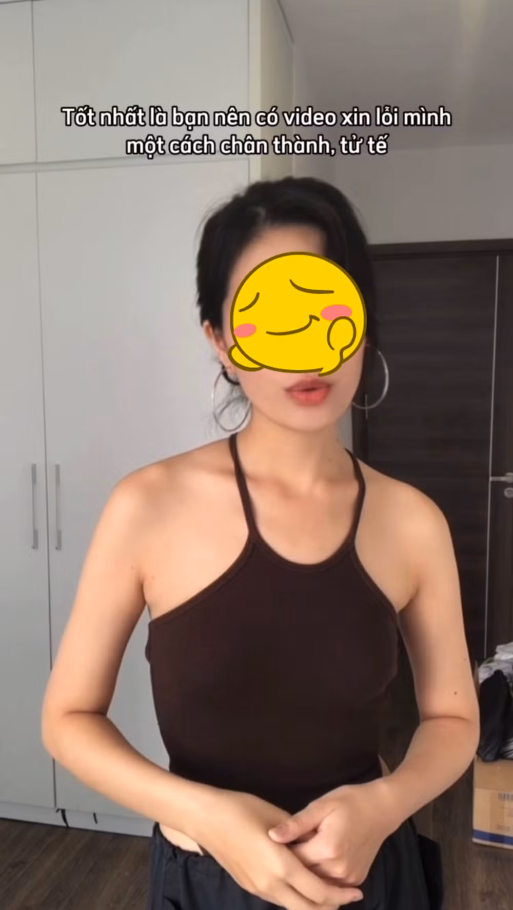Khi bị cô gái "ăn mặc thiếu vải" trong đoạn clip trên réo tên, nam thanh niên cho biết mình chỉ quay clip vu vơ mà thôi. Tuy nhiên nữ chính khẳng định người này đã đi theo cô suốt chặng đường dài.