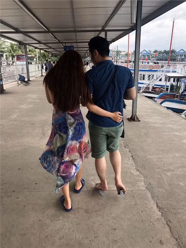 Một số bạn nữ còn xuýt xoa vì sự ân cần, chu đáo của chàng trai, họ cũng không quên nhắc nhở anh chàng nên đi chậm rãi kẻo đau chân và dễ làm hỏng guốc. Ảnh: Nguyễn Đức Lương