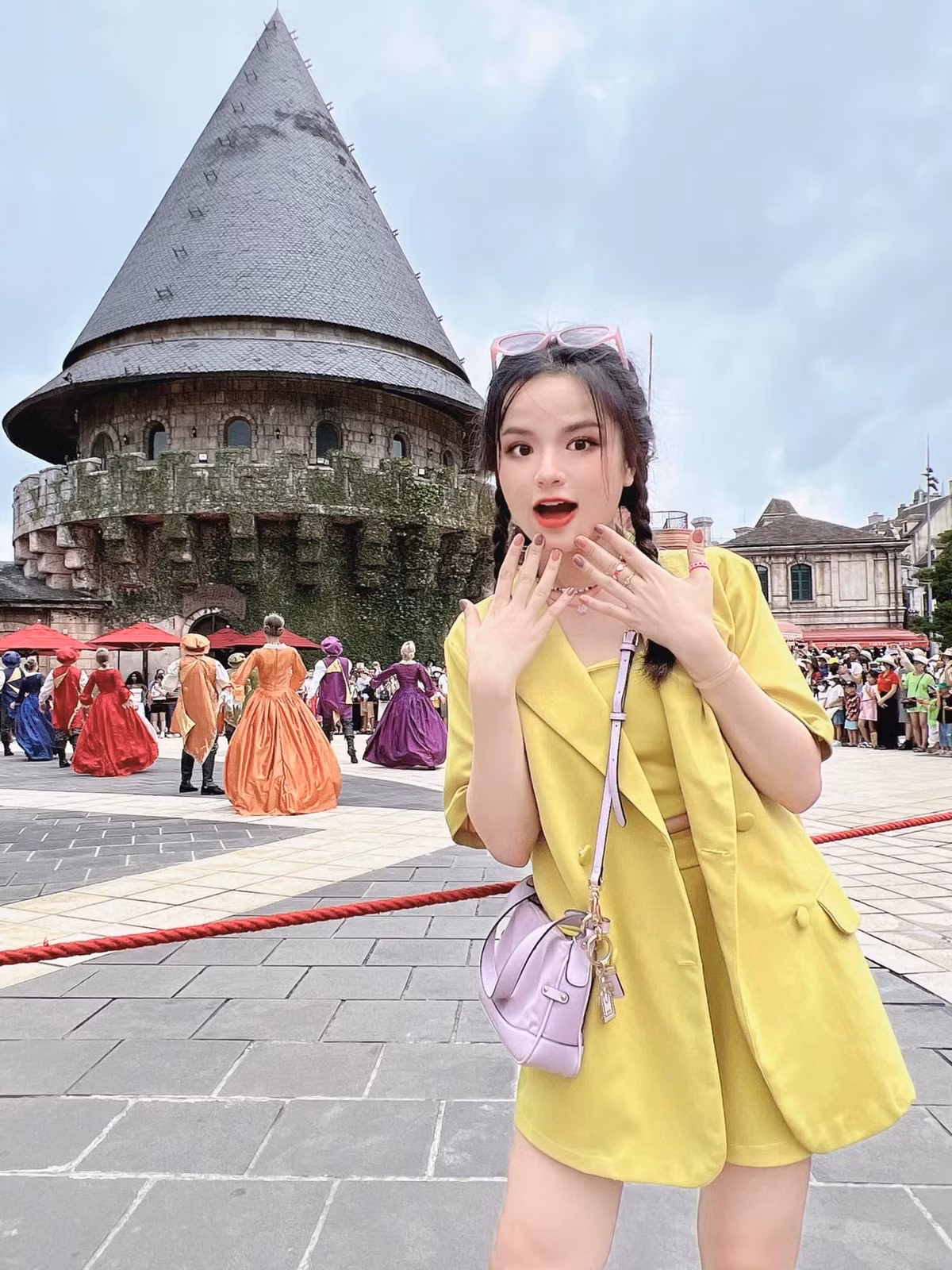 Hà Đan nữ MC nổi tiếng của VTV Cab được khán giả biết tới với hình ảnh trẻ trung, gương mặt baby và đặc biệt là chiều cao "3 mét bẻ đôi".