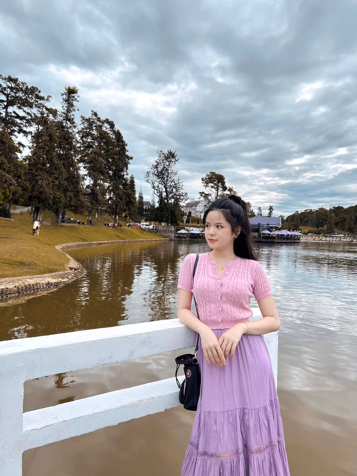 Hà Đan đóng phim từ sớm, khi mới 10 tuổi với nhưng bộ phim như "Mưa bóng mây", "Sắc màu phái đẹp",...