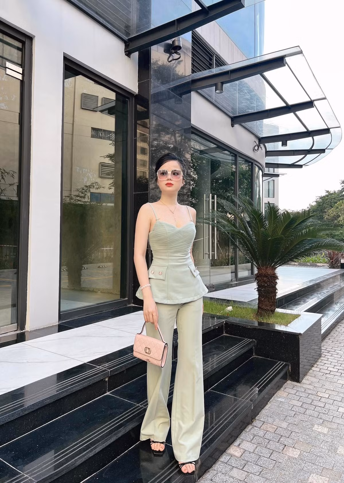 Mọi người thường yêu mến gọi cô là: "hot girl chân ngắn", “nữ MC hack tuổi nhất VTV”, “hot girl nấm lùn”… Ảnh: FBNV