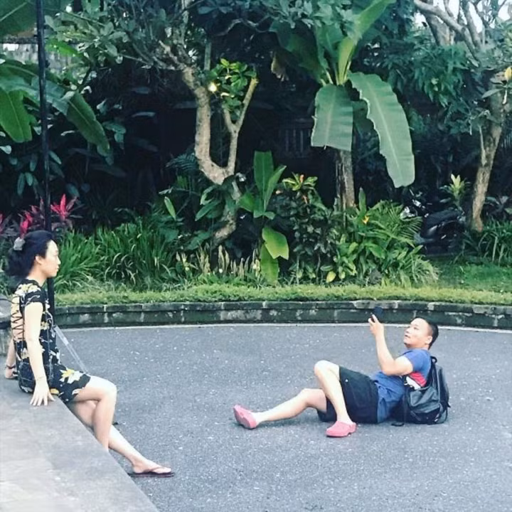 Họ không chỉ lăn xả leo lên cây, nằm trên đường phố đông đúc để có được tấm hình ưng ý cho người yêu mà còn đảm nhận nhiều nhiệm vụ như bảo vệ an ninh cho thân chủ, cu li xách đồ…cho "nóc nhà" của mình.