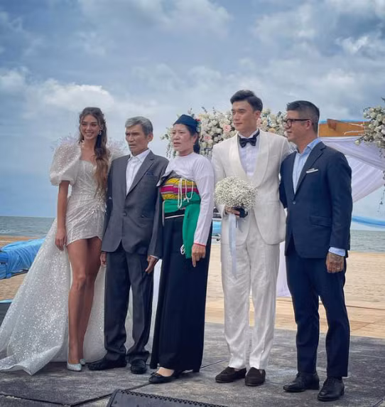 Không chỉ tài năng, kiếm tiền giỏi mà thủ môn Bùi Tiến Dũng còn được không ít người ngưỡng mộ khi lấy được cô vợ người mẫu là Dianka Zakhidova sau 2 năm hẹn hò.
