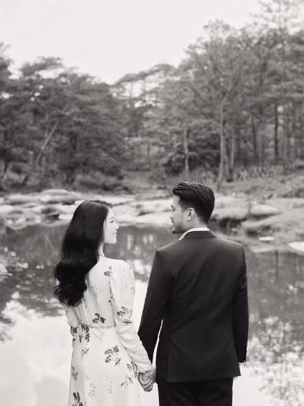 Dù chưa chính thức "về chung một nhà", song cặp đôi vẫn khiến netizen ghen tị với những cử chỉ thân mật, "tình bể bình".