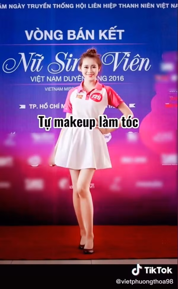 Ngoài ra Việt Phương Thoa còn chia sẻ cô từng "bị đánh rớt" ở đấu trường sắc đẹp này ở phần thi áo dài. Theo đó, mỹ nhân Quảng Ngãi tiết lộ nguyên nhân do cô gặp sự cố trang phục.