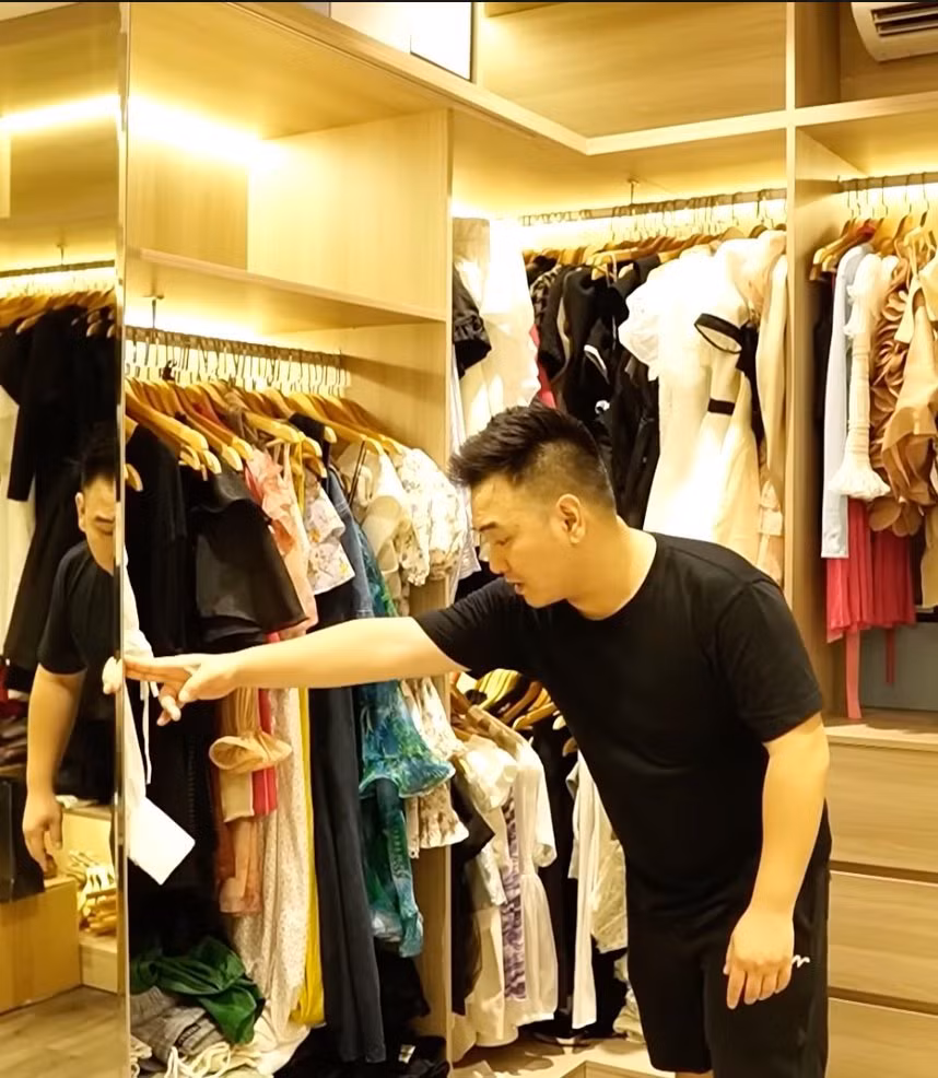 Trước lời "cà khịa" của chồng, Xoài Non nhanh chóng giải thích hàng trằm bộ quần áo của cô là phục vụ cho công việc, số khác là được nhiều nhãn hàng thời trang tặng.