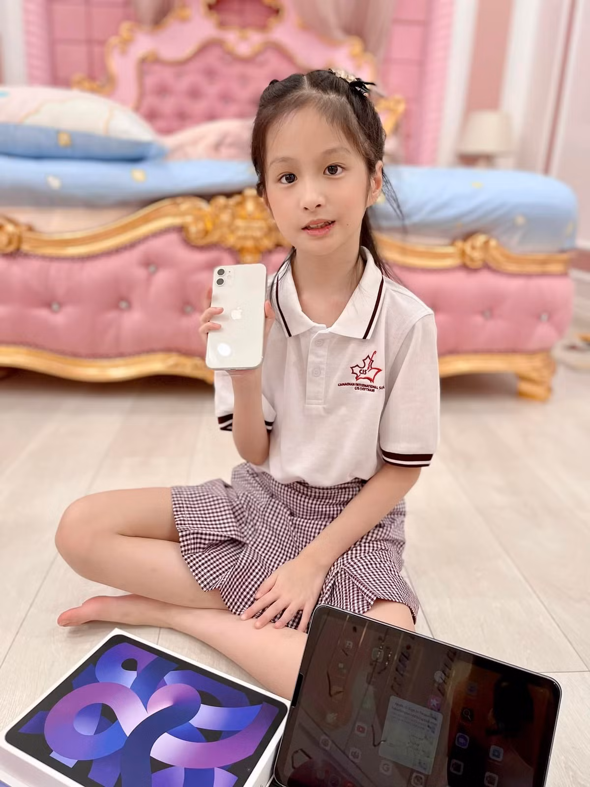 Theo đó tất cả món đồ công nghệ này để phục vụ việc học tập. Máy tính bảng để phục vụ việc học của con gái ở trường, đây cũng là yêu cầu của giáo viên trường học. Đồng hồ để nếu ông xã có quên giờ thì con gái sẽ gọi điện nhắc nhở. Còn điện thoại, hiện tại vợ chồng Đoàn Di Băng chưa cho phép con sử dụng, mà chỉ dùng nó để kết nối với đồng hồ.