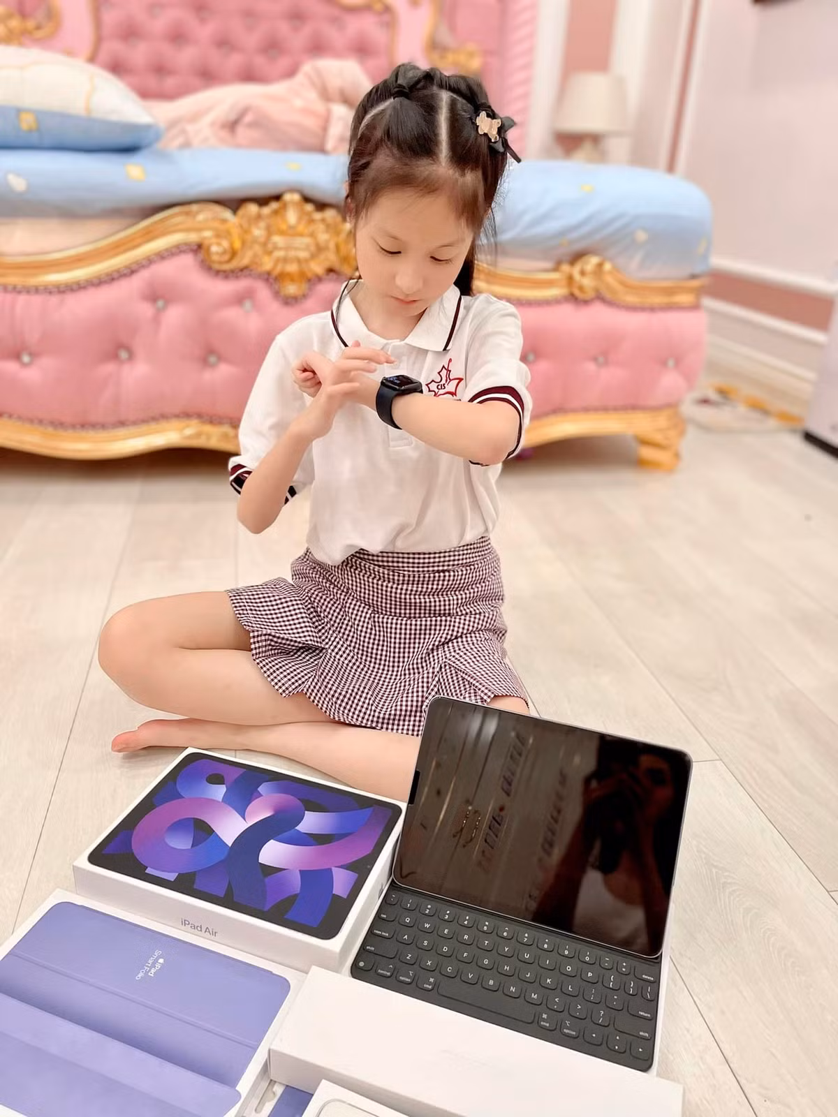 Để bù đắp cho con gái, doanh nhân Nguyễn Quốc Vũ đã bỏ ra một số tiền không hề nhỏ mua loạt đồ công nghệ tặng Hana. Cụ thể, cô bé được tặng 1 chiếc iPad, 1 chiếc iPhone và 1 chiếc Apple Watch.