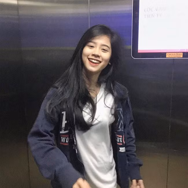 Hàn Hải Hằng (sinh năm 1999, quê Thanh Hóa) là hot girl từng được cư dân mạng biết đến vào tháng 8/2018 nhờ bức ảnh chụp lén trong thang máy.