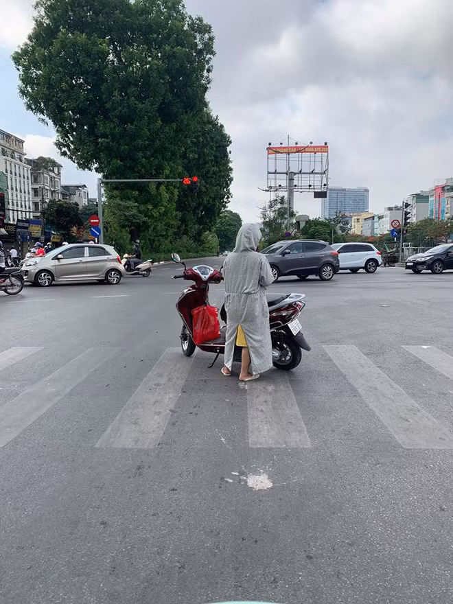 Trước đó cư dân mạng được dịp lên tiếng về cách hành xử khi tham gia giao thông của nhiều người, điển hình như việc dừng đỗ xe giữa đường đến từ các chị em phụ nữ.