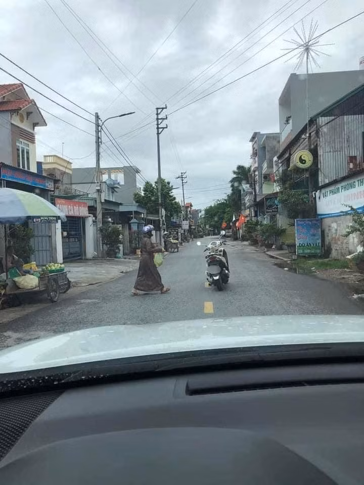 Người này không dắt hay đi theo xe mà lại đỗ xe ngay giữa đường. Việc đỗ xe sai quy định thế này không chỉ có thể gây cản trở giao thông mà có thể khiến người khác gặp tai nạn.