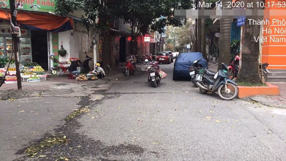 Không ít lần cư dân mạng cho đăng tải những bức ảnh đỗ xe máy vô cùng vô duyên của một bộ phận người tham gia giao thông.