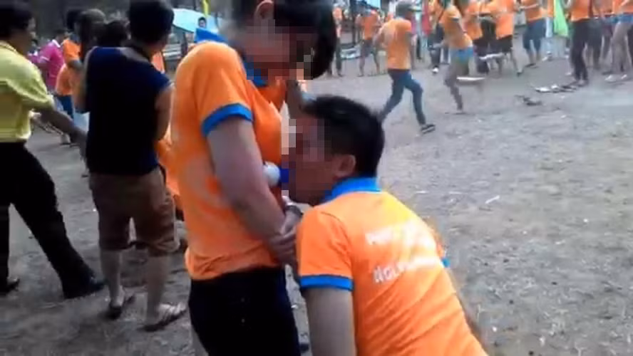 Trò chơi team building bơm bong bóng được cho là phản cảm bởi nam nữ phải đứng sát nhau, dùng sức đẩy chiếc bơm để thôi căng quả bóng.