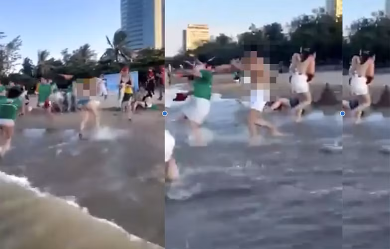 Trước đó đoạn clip ghi lại cảnh một nhóm du khách tham gia trò chơi team building trên bãi biển Cửa Lò (tỉnh Nghệ An) gây chú ý. Trong số này, nhiều phụ nữ lột hẳn áo ngực để làm dụng cụ thấm và múc nước tiếp sức cho đồng đội. Ảnh: Chụp màn hình
