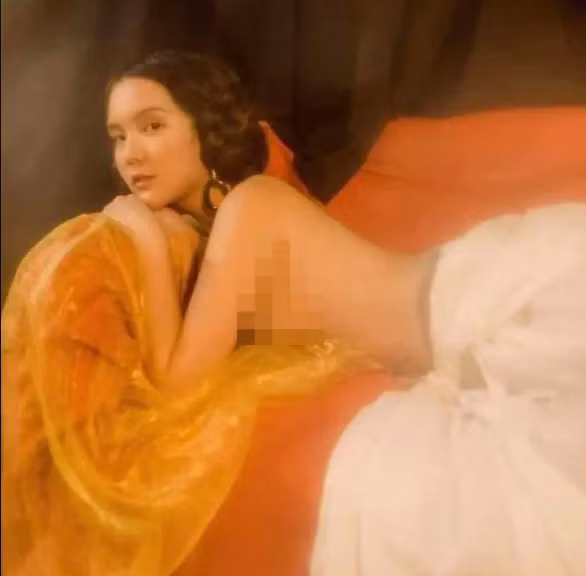 Cũng màu ảnh tương tự nhưng cô lại táo bạo thả rông, bán nude phản cảm gây nhức mắt nhiều người khi ngắm nhìn.