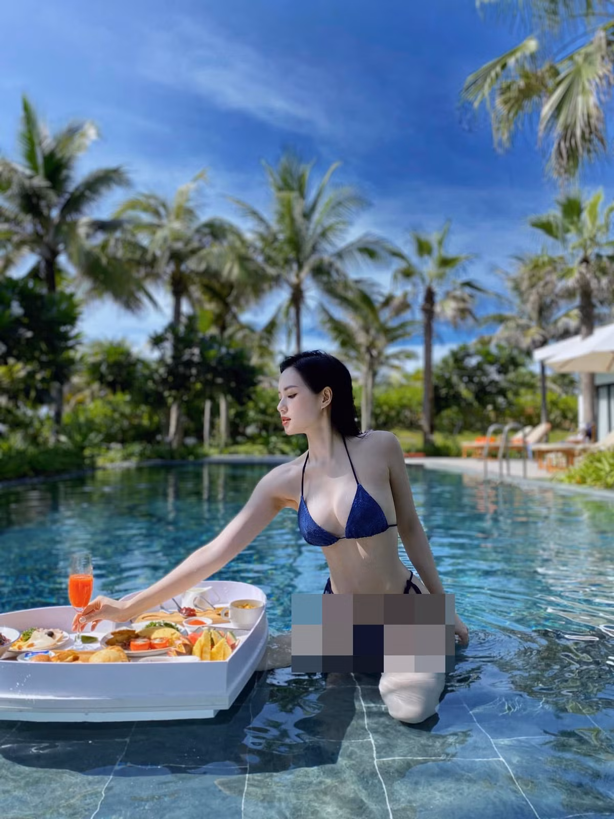 Nếu vòng eo của người đẹp 8x này cực kỳ thon gọn và nuột nà thì vòng một của cô lại tròn đầy khiến bao người phải "nháo nhào".