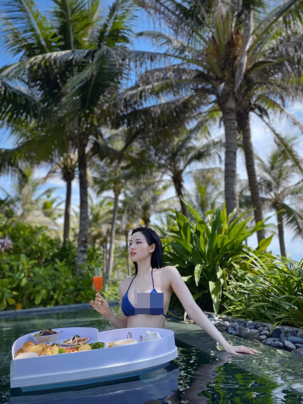 Trải qua hai lần sinh nở, Tâm Tít vẫn giữ được thân hình mảnh mai nên cô thoải mái chinh phục mọi thiết kế gợi cảm.