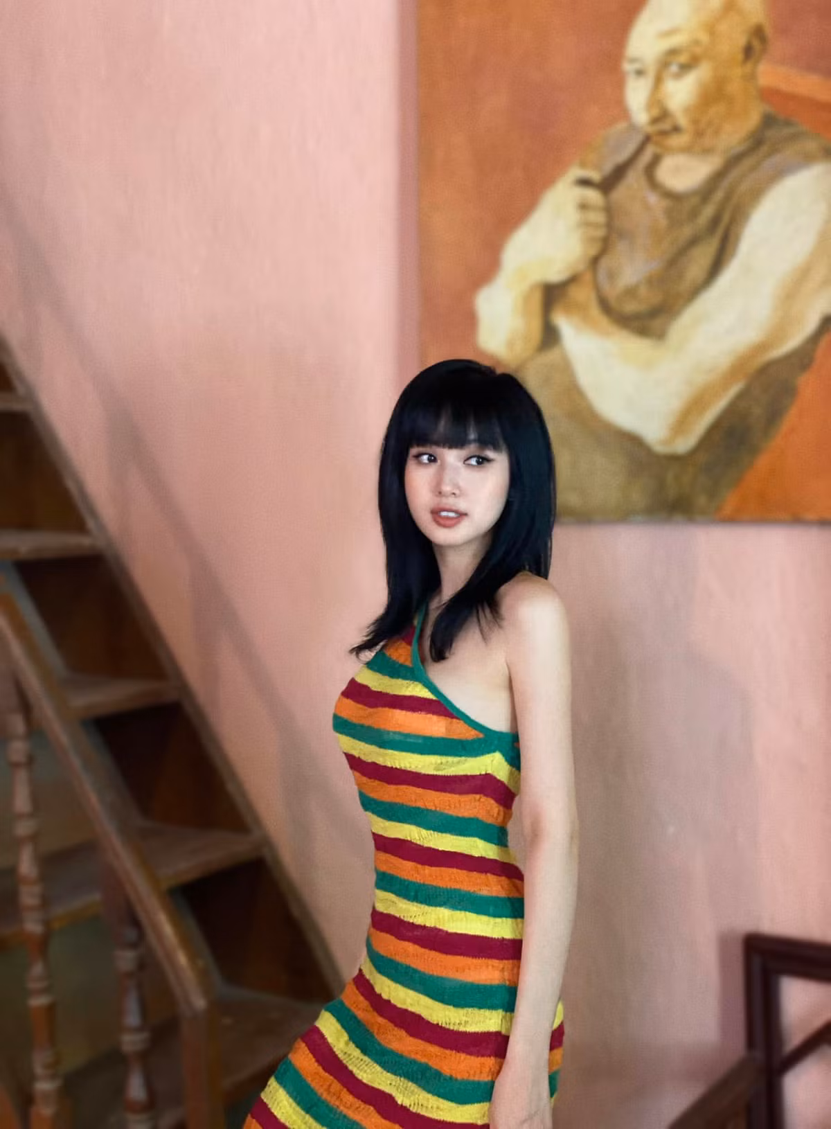Sự 'lột xác' táo bạo của Tâm Tít gây chú ý bởi trước đây cô thường mặc đồ kín đáo hoặc quyến rũ chừng mực.