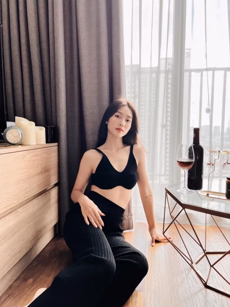 Phong cách thời trang của Khả Ngân trưởng thành theo năm tháng.