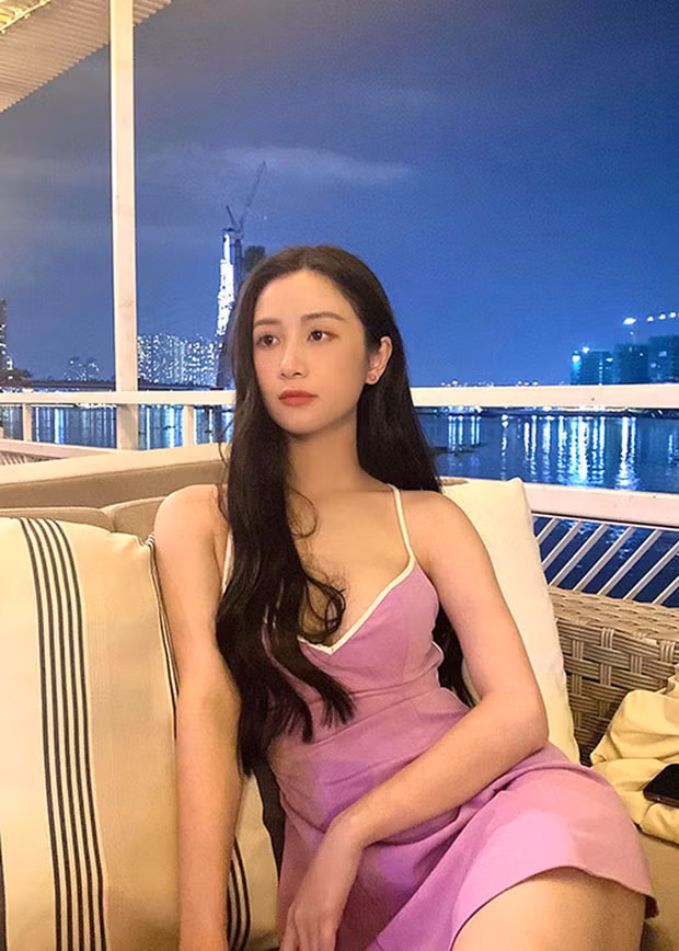 Đặc biệt, từ khi công khai nâng cấp vòng một, Jun Vũ thường xuyên chia sẻ nhiều hình ảnh khoe dáng trên trang cá nhân.