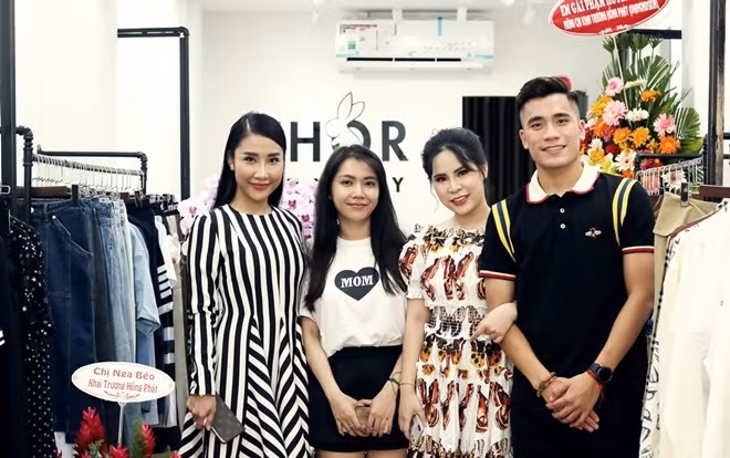 Khác với Văn Toàn hay Bùi Tiến Dũng, Bùi Tiến Dụng cũng kinh doanh thời trang nhưng anh chàng lại không phát triển thương hiệu riêng mà thay vào đó là mở cửa hàng.