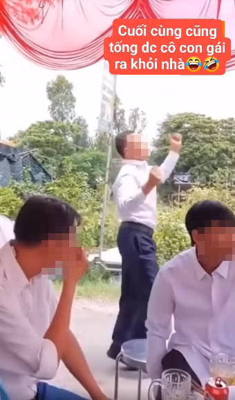 Nụ cười hí hửng, tươi như hoa của người bố khi gả được con gái khiến ai nấy cũng đều vô cùng thích thú. Ảnh: Chụp màn hình