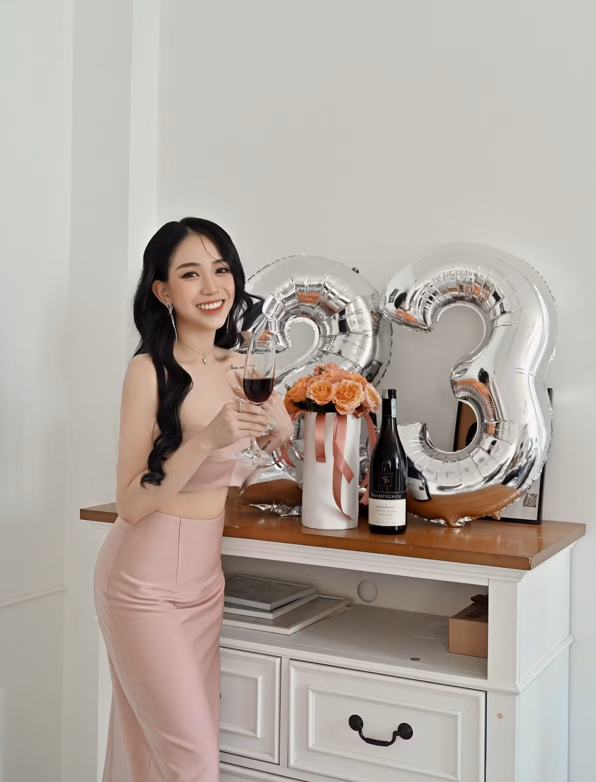 Ái nữ nhà đại gia Minh Nhựa khi đã là mẹ 2 con vẫn thích những item thời trang trẻ trung và gợi cảm.