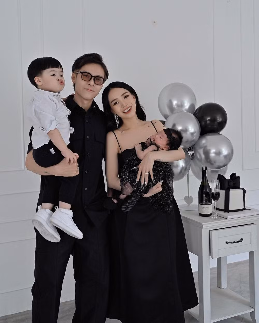 Thêm vào đó, việc thường xuyên nhuộm các màu tóc trendy kết hợp gu thời trang cá tính giúp cho Joyce Phạm chẳng khác gì gái độc thân.