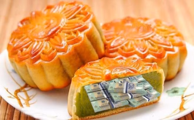 Các nhân viên tại công ty đã vô cùng phấn khích và bất ngờ trước bánh Trung thu độc lạ, có 1-0-2 của công ty dành tặng cho nhân viên.