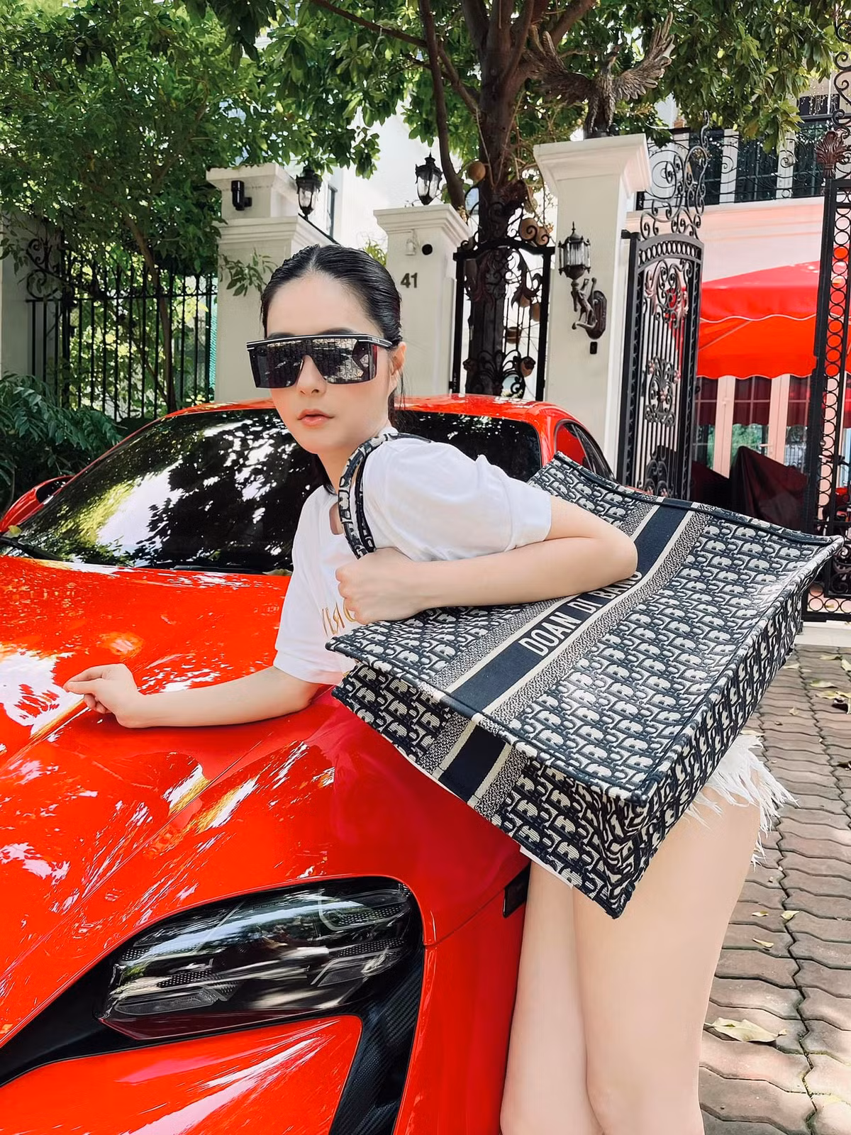 Đoàn Di Băng từ lâu được biết đến với danh xưng "ca sĩ lấy chồng đại gia".
