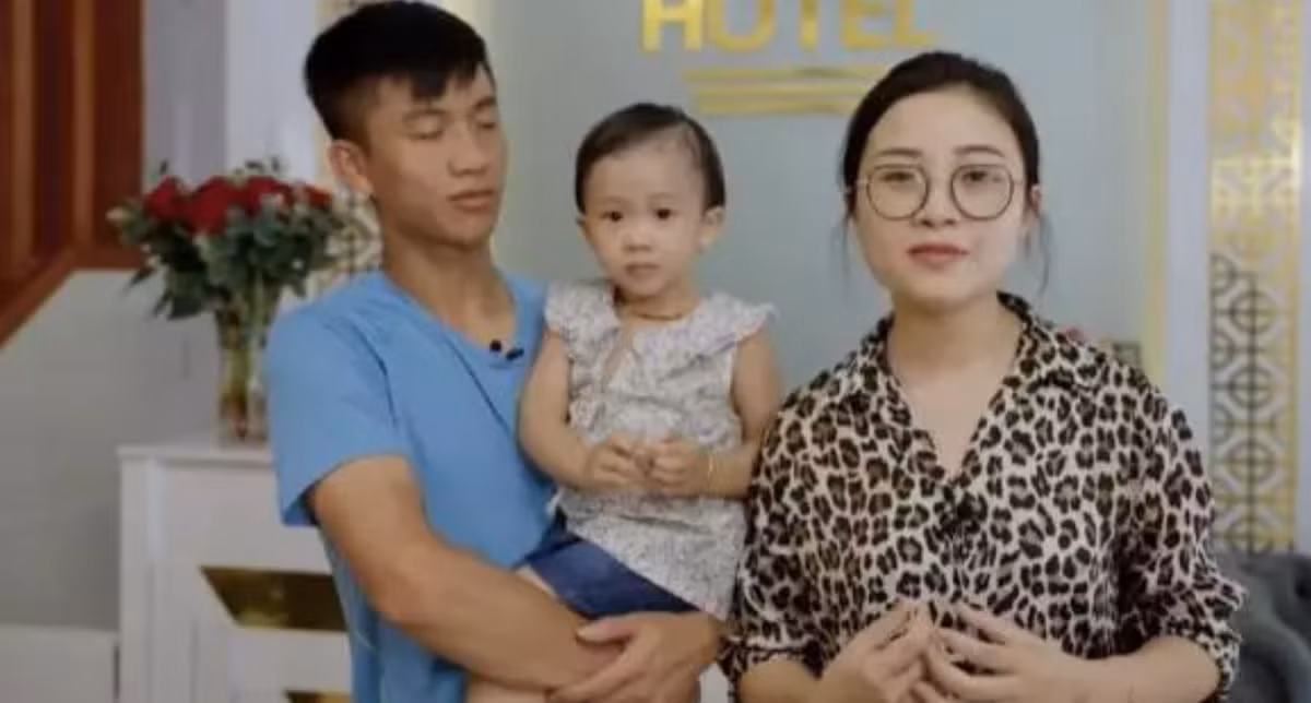 Dù đã trang điểm nhẹ nhàng khi lên hình như nhan sắc cô giáo hot girl này vẫn trông khá nhợt nhạt, kém sắc hơn hẳn so với hình tự đăng.
