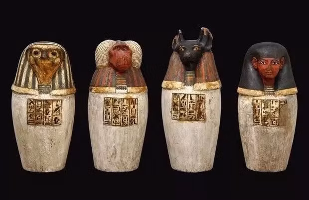 Bốn lọ canopic tượng trưng cho 4 người con trai của thần Horus là: Imset, Duamutef, Hapi và Qebehsenuef. Đây là vị thần cai quản bầu trời được khắc họa với hình dáng mình người đầu chim ưng. Horus là con trai của thần Osiris và nữ thần Iris.