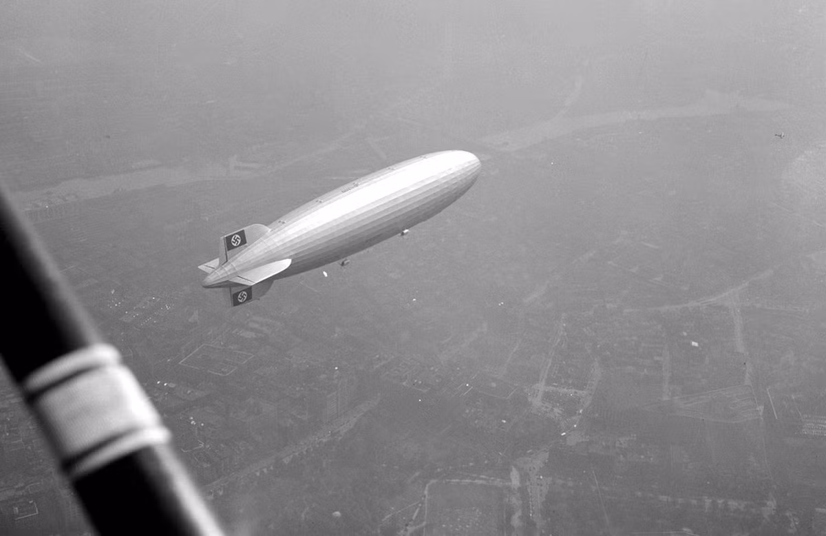 Kể từ khi đi vào hoạt động, khinh khí cầu Z 129 Hindenburg thực hiện 17 chuyến bay chở khách vượt Đại Tây Dương. Theo đó, hơn 2.600 hành khách đã có chuyến du lịch đáng nhớ khi di chuyển bằng khinh khí cầu tối tân và sang trọng. Đa số hành khách đi du lịch bằng khinh khí cầuZ 129 Hindenburg thuộc tầng lớp thượng lưu, chủ các doanh nghiệp hay quan chức chính phủ.