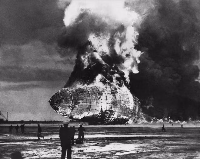 Chỉ trong 30 giây ngắn ngủi, khinh khí cầu Z 129 Hindenburg bốc cháy, phát nổ rồi rơi xuống đất. Trong tình xuống nguy cấp đó, nhiều người liều mình nhảy từ trên khinh khí cầu xuống với hy vọng sẽ có cơ hội sống sót.