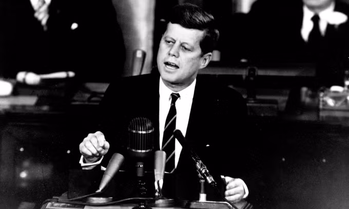 Kết thúc tang lễ, thi hài Tổng thống Kennedy được chôn cất tại nghĩa trang quốc gia Arlington, tiểu bang Virginia.