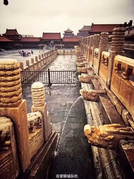 Thêm nữa, bên ngoài mỗi tòa cung điện trong Tử Cấm Thành có nhiều điểm thoát lũ được chạm khắc hình đầu rồng. Khi trời mưa, những chiếc đầu rồng đồng loạt phun nước chảy xuống các con kênh nhỏ rồi đổ về sông Kim Thủy.