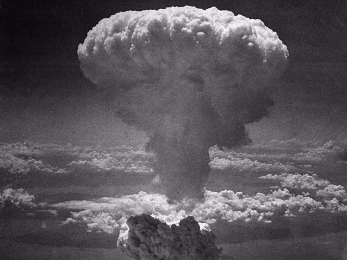 Năm 1945, Mỹ khiến thế giới chấn động khi lần đầu tiên sử dụng vũ khí hạt nhân tại Nhật Bản trong Thế chiến 2. Sức hủy diệt khủng khiếp của bom hạt nhân khiến dư luận bàng hoàng.