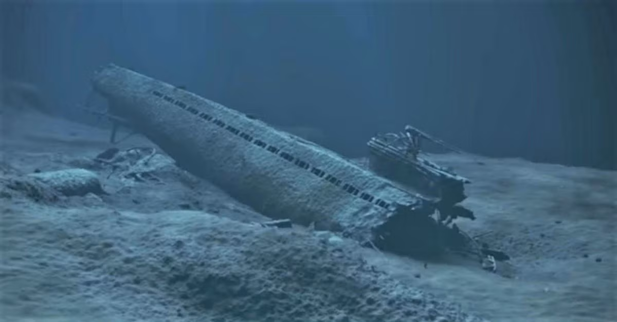 Sau khi phát hiện vị trí của tàu ngầm U-864, tàu ngầm HMS Venturer của Anh phóng ngư lôi vào tàu địch lúc 12h12 ngày 9/2/1945. Sau 3 lần phóng ngư lôi trượt mục tiêu, tàu ngầm của Anh mới bắn trúng vào tàu ngầm U-864.