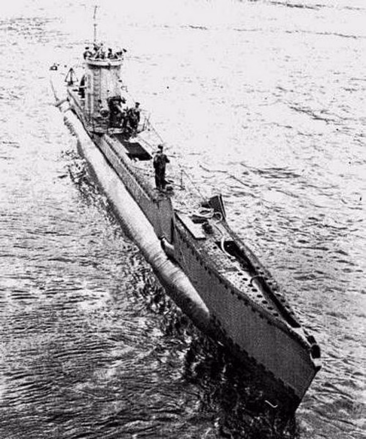 Không những vậy, Hải quân Hoàng gia Anh điều tàu ngầm HMS Venturer (trong ảnh) do thuyền trường James "Jimmy" S. Launders chỉ huy truy đuổi và tấn công tàu ngầm U-864.