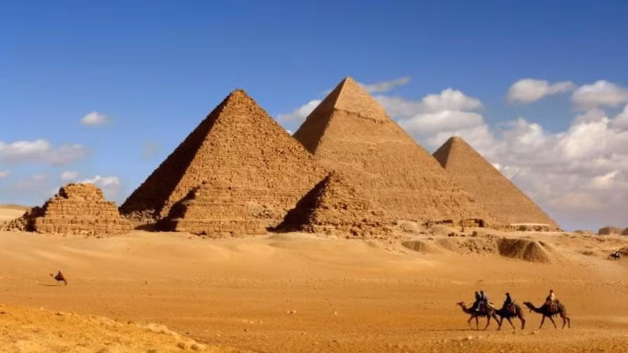 Pharaoh Ai Cập Khufu hay còn gọi Cheops hoặc Kheops là một vị vua nổi tiếng trong lịch sử cổ đại. Một trong những thành tựu để đời của ông là cho xây dựng đại kim tự tháp Giza (hay còn gọi kim tự tháp Khufu). Công trình cao 138m, nặng khoảng 6 triệu tấn do được hoàn thành từ khoảng 2,3 triệu khối đá vôi.
