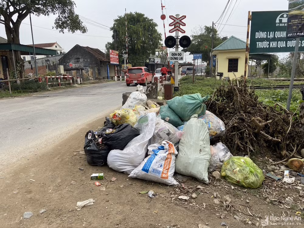 Tại khu vực gần đường tàu xã Diễn Kỷ, huyện Diễn Châu rác thải được tập kết ngổn ngang hai bên đường. Ảnh: Văn Trường