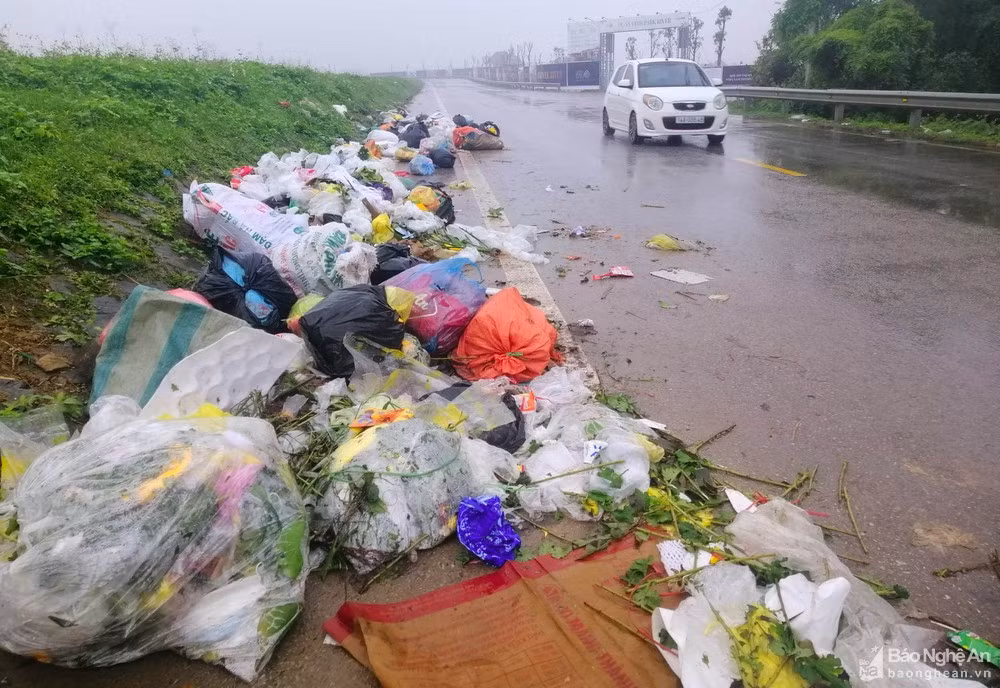 Tuyến đê Tả Lam chạy dọc từ huyện Nam Đàn, Hưng Nguyên cũng tràn ngập rác thải sau Tết, đặc biệt là tại khu vực đường rẽ vào đền Ông Hoàng Mười, huyện Hưng Nguyên... Ảnh: Quang An