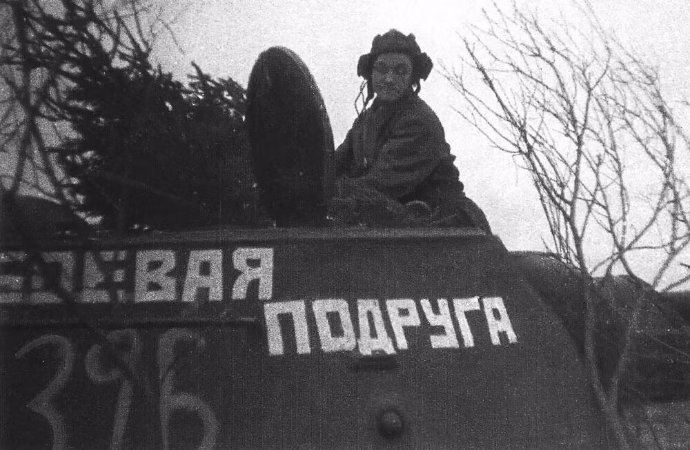 Vào tháng 10/1943, bà Oktyabrskaya hoàn thành khóa huấn luyện lái xe tăng kéo dài 5 tháng. Theo đó, bà trở thành nữ binh sĩ lái xe tăng đầu tiên trong lịch sử Liên Xô.