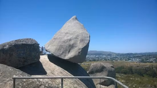 Tuy nhiên, vào rạng sáng 29/2/1912, hòn đá La Piedra Movediza dịch chuyển và rơi xuống phía dưới rồi vỡ tan. Theo đó, bí ẩn về nó mãi chìm trong "bóng tối".