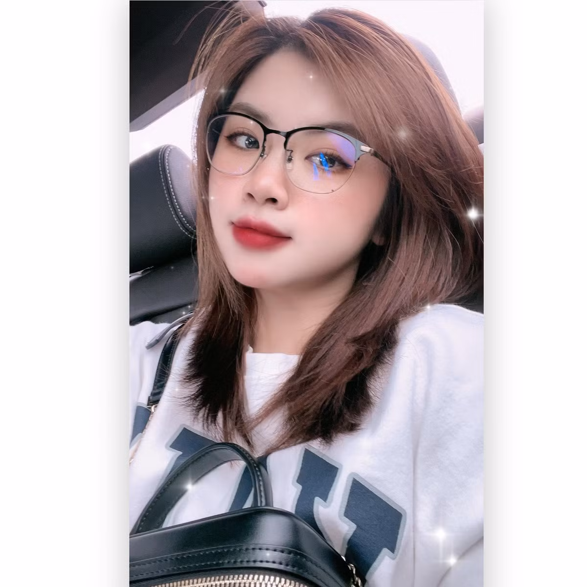 Theo một số nguồn tin, vợ PewPew sinh năm 1995, đến từ Hà Nội, là cựu học sinh trường THPT Nguyễn Tất Thành. Hiện tại, cô nàng đang là một biên kịch.