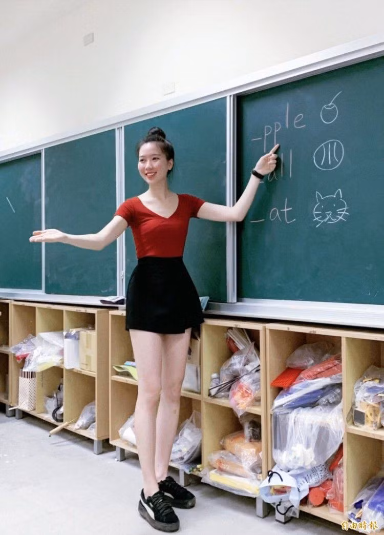 Với giáo viên nữ, những bộ đồ hở lưng, hở vai, quần ngắn, hở eo hay may bằng vải xuyên thấu đều không được chấp nhận.