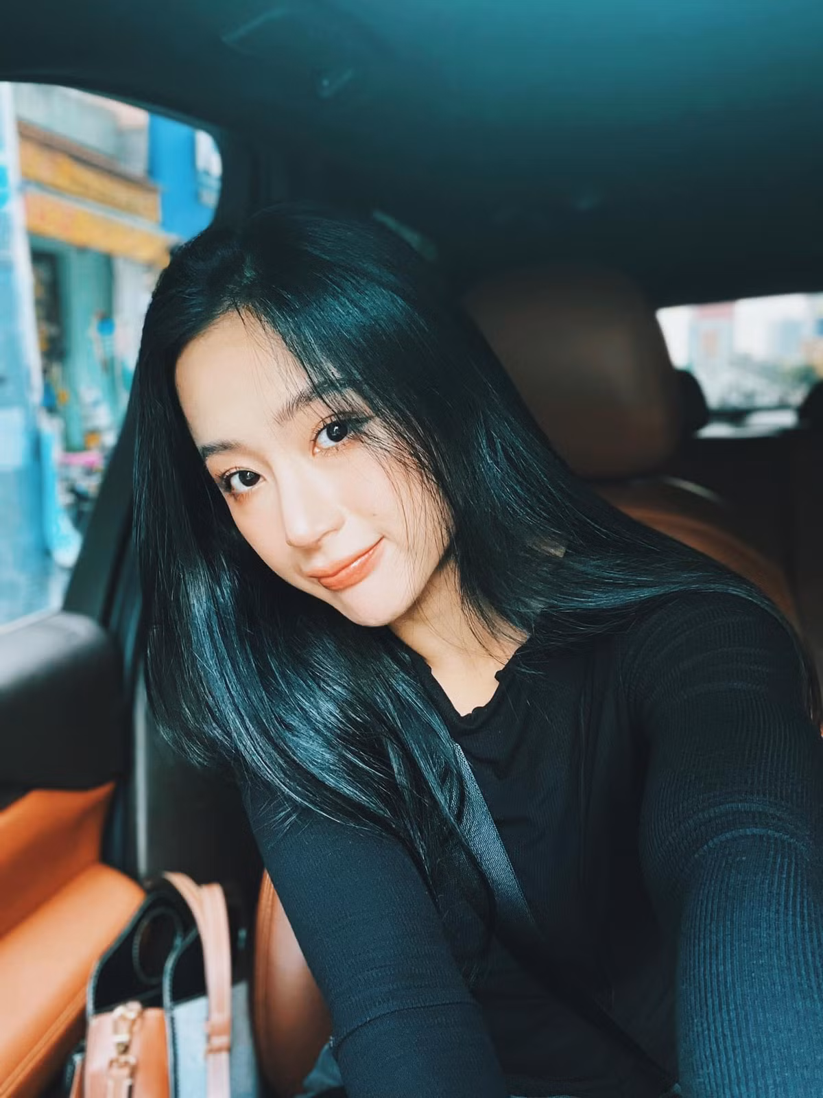 Mới đây Angela Phương Trinh tung hình ảnh "sống ảo" trong xế hộp đắt đỏ. Chẳng cần ăn vận lộng lẫy cô nhận về vô số khen ngợi bởi gương mặt góc cạnh, đặc biệt là đôi mắt hút hồn.