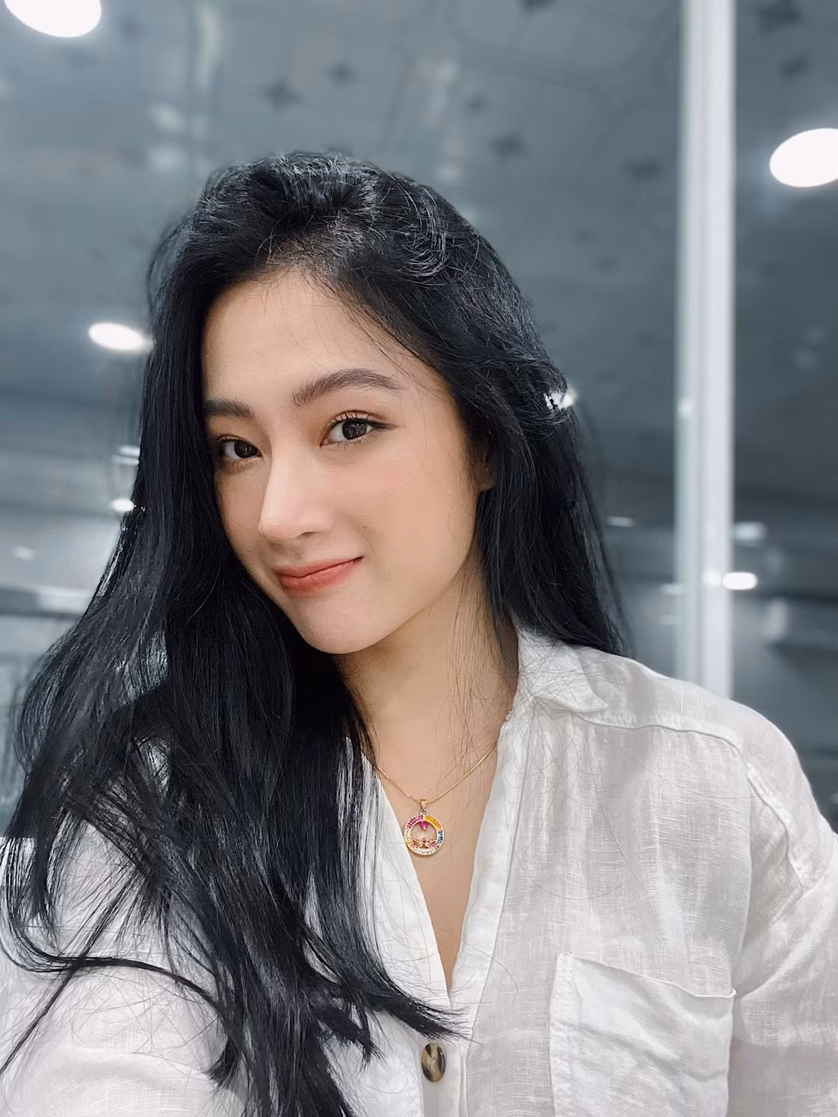 Angela Phương Trinh sinh năm 1995, từng là diễn viên nhí nổi tiếng qua những phim như Mùi ngò gai, Thứ ba học trò, Bà mẹ nhí...