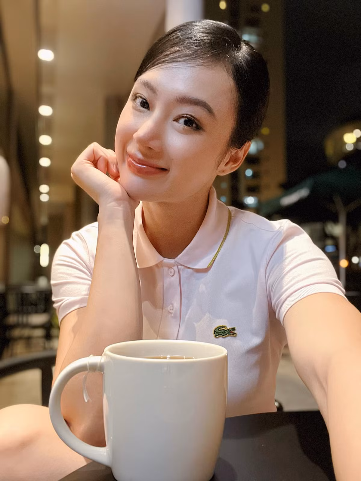 Đi kèm với hình ảnh này "người mẹ nhí" chia sẻ dòng trạng thái triết lý. Cụ thể cô viết: "Ai biết kiếp người rất mong manh. Như sương buổi sớm lá trên cành. Siêng năng tạo phước không ngơi nghỉ. Nhân quả công bằng sẽ đến nhanh".